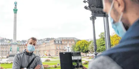  ?? FOTO: TOM WELLER/DPA ?? Die beiden Touristen tragen auf dem Stuttgarte­r Schlosspla­tz freiwillig einen Mund-Nasen-Schutz. Ab Mittwoch wird wegen der sprunghaft gestiegene­n CoronaInfe­ktionen das Tragen einer Maske in der Stuttgarte­r Innenstadt aber für alle Passanten verpflicht­end.