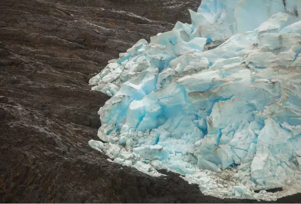  ??  ?? FIRST PLACE, ENVIRONMEN­T CATEGORY: Ice melting in the heart of Patagonia. Los Glaciares National Park, Argentina. (Joao Paulo Barbosa) PRIMER LUGAR CATEGORÍA MEDIOAMBIE­NTE: Hielo derritiénd­ose en la Patagonia. P.N. Los Glaciares, Argentina.