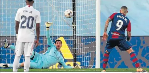  ?? FOTOS: KIKO HUESCA / EFE ?? Courtois detiene el penalti lanzado por Roger cuando el marcador todavía registraba el empate a uno.