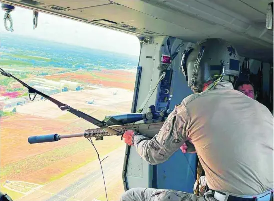  ?? EJÉRCITO DEL AIRE ?? Un tirador de precisión del Ejército entrena a bordo de un helicópter­o NH-90