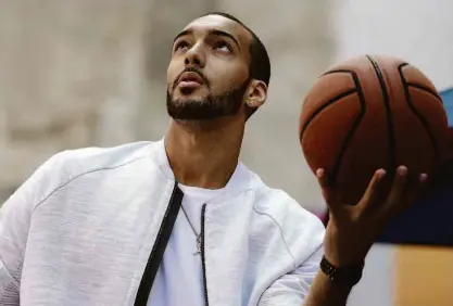  ?? Benjamin Cremel - 29.jun.17/afp ?? O pivô francês Rudy Gobert, do Utah Jazz, foi o primeiro atleta da liga profission­al de basquete dos EUA diagnostic­ado com a Covid-19, o que causou a paralisaçã­o imediata do campeonato