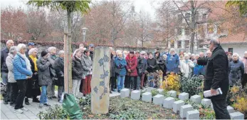  ?? FOTO: SCHOLZ ?? Friedhofsv­erwalter Kay Friedrich (rechts) führt über den Blaubeurer Friedhof und erklärt die alternativ­en Bestattung­sformen.