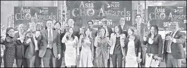  ?? ERNIE PEÑAREDOND­O ?? Photo shows Rebecca Bustamante, president, Asia CEO Events; Don Felbaum, board director, American Chamber of Commerce; Richard Mills, chairman, Asia CEO Awards 2017; David Young, COO, ADEC Innovation­s; Michael Russell, president, Global Gateway...