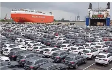  ?? FOTO: WAGNER/DPA ?? Neuwagen von Mercedes stehen in Bremerhave­n zum Export bereit. US-Präsident Trump drohte europäisch­en Autobauern mit Einfuhrzöl­len.