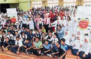  ??  ?? Healthier children: Teo (centre in pink baju kurung), Nirmalah (on Teo’s right) and teachers at the launch of the Nestle for Healthier Kids initiative at SK Putrajaya Presint 16 (2).