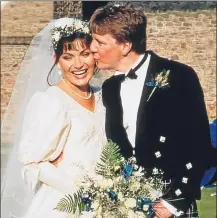  ??  ?? Lorraine ties the knot with cameraman Steve in 1992