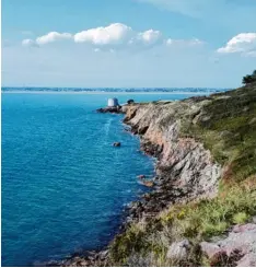  ?? Fotos (3): Weinzierl ?? Ein Blick ins Hinterland verrät, weshalb Irland häufig als die „grüne Insel“bezeichnet wird. Während sich bei uns langsam der Winter breit macht, ist es in manchen ländlichen Gegenden Irlands auch im Spätherbst noch angenehm mild. Doch Irland hat noch...