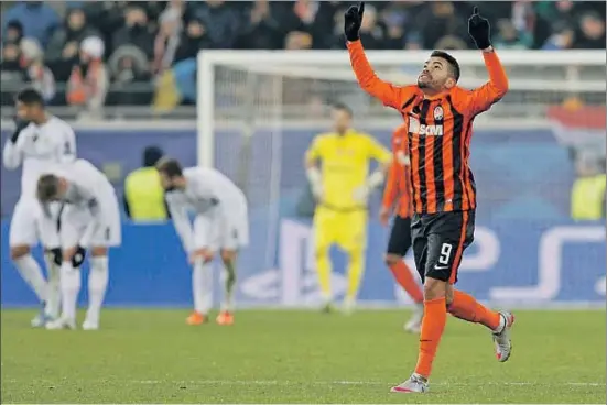  ?? SERGEY DOLZHENKO / EFE ?? Dentinho (Shakhtar) celebra su gol ante el Real Madrid, el miércoles, mientras los defensas blancos, al fondo, no saben dónde meterse