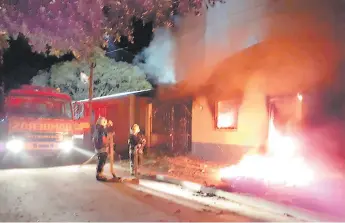  ?? FOTOS: EL HERALDO ?? Miembros del Cuerpo de Bomberos apagaron el fuego en la posta en Macuelizo, Santa Bárbara.