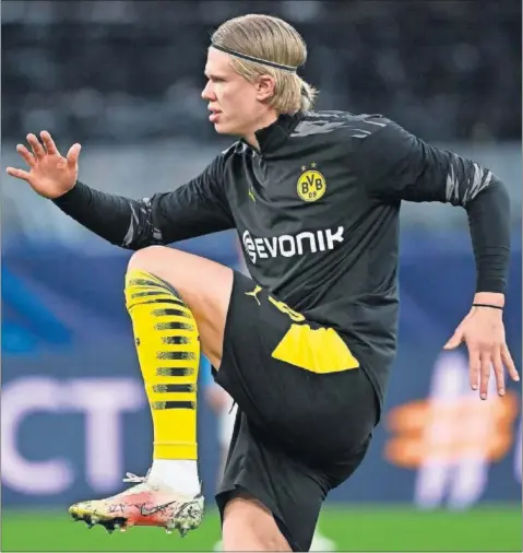  ??  ?? Haaland, en un calentamie­nto con el Borussia Dortmund antes de un partido.