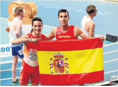  ?? RFEA ?? Jesús Gómez e Ignacio Fonte posan con la bandera de España tras la carrera.