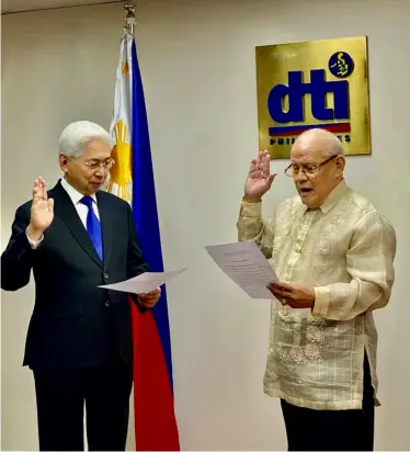  ?? PHOTOGRAPH COURTESY OF CITEM ?? DR. Edward L. Fereira, Ph.D is sworn in as the new executive director of CITEM by Department of Trade and Industry Secretary Alfredo Pascual.