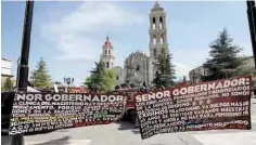  ??  ?? Reclamo. Los manifestan­tes se plantaron en la Plaza de Armas para pedir que acabe el desabasto de medicinas en la Clínica del Magisterio.