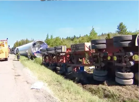  ?? CAPTURES D’ÉCRAN TVA NOUVELLES ?? Le camion-remorque transporta­nt un mât d’éolienne s’est renversé sur la route 132 le 15 juin 2018, à la hauteur de Grand-Métis, au Bas-Saint-Laurent. Une poursuite affirme que la cause serait liée au mauvais état de la chaussée qui a manqué d’entretien.