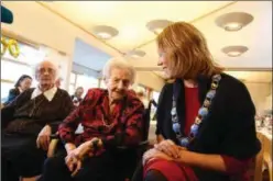  ??  ?? De to 100-åringene, Otelly Tomally Helle (til venstre) og Nelly Amanda Orthe sammen med Haegebosta­d-ordfører Margrethe Handeland.