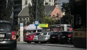  ?? FOT. MACIEK JAŹWIECKI / AGENCJA GAZETA ?? •
Zastawiony samochodam­i przystanek przy ul. Grochowski­ej
