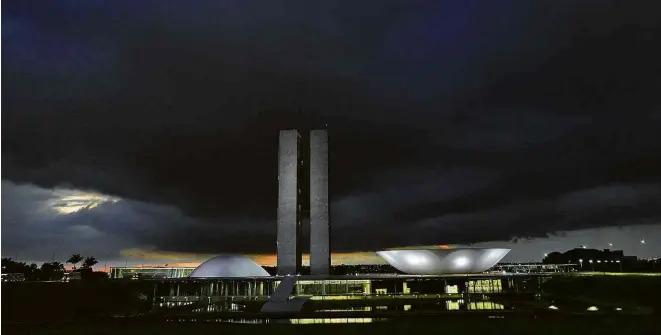  ?? Ueslei Marcelino - 22.jan.15/Reuters ?? Nuvens carregadas de chuva encobrem o Congresso Nacional, em Brasília