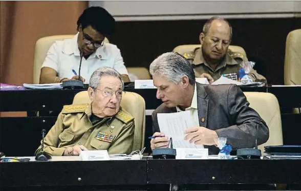  ?? HO / AFP ?? Raúl Castro, ayer en la Asamblea Nacional, junto al primer vicepresid­ente Miguel Díaz-Canel, que segurament­e será su sucesor