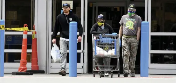  ?? Gillian JonEs / tHE BErksHirE EaglE ?? SAFETY CHECK: Masked and unmasked shoppers leave Walmart in North Adams on May 4. The Massachuse­tts delegation is now urging the retailer to protect its workers.