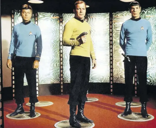  ?? BILD: Rights Managed/imago ?? Beam’ mich hoch, Scotty: Deforest Kelley alias Dr. „Pille“McCoy (von links), William Shatner als Captain James T. Kirk und Leonard Nimoy als Mr. Spock in der Fernsehser­ie Raumschiff Enterprise