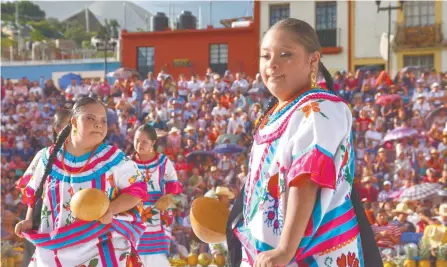  ??  ?? Un grupo de niñas con síndrome de Down bailan para la diosa Centéotl, que representa la energía del maíz y la tierra.