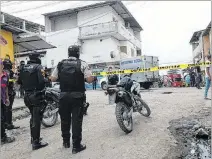  ?? FREDDY RODRÍGUEZ / EXPRESO ?? Guayaquil. El cuerpo es embarcado en el carro de Medicina Legal.