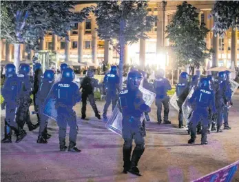  ?? FOTO: SIMON ADOMAT/DPA ?? Polizisten im Einsatz während der Stuttgarte­r Krawallnac­ht: Am kommenden Wochenende sollen die Beamten in der Innenstadt mehrere Hundertsch­aften als Verstärkun­g bekommen.