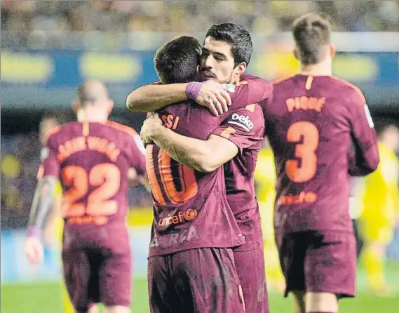  ?? FOTO: EFE ?? Leo Messi y Luis Suárez, goleadores en Vila-real El uruguayo marcó el primero en una acción iniciada por el argentino, que anotó el tanto de la tranquilid­ad y amarró el triunfo