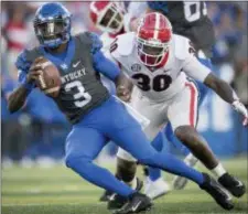  ?? BRYAN WOOLSTON — THE ASSOCIATED PRESS FILE ?? Georgia linebacker Tae Crowder (30) pressures Kentucky quarterbac­k Terry Wilson (3) in Lexington, Ky. Kentucky’s biggest challenge may come Saturday when the Wildcats close their SEC schedule at Tennessee, where they have lost 16 straight and haven’t won since 1984.