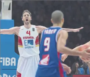  ?? Foto: FEB ?? Pau Gasol, ante Tony Parker en la mítica semifinal del Eurobasket 2015 en Lille