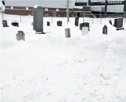  ?? PHOTO ISABELLE TREMBLAY COLLABORAT­ION SPÉCIALE ?? De la neige s’est retrouvée par inadvertan­ce dans un cimetière de Saint-ambroise, au Saguenay– Lac-saint-jean. La population critique vertement cette situation.