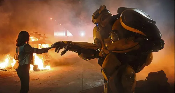  ?? — UIP Malaysia ?? Charlie (Steinfeld) finds a loyal friend in this scene from the film Bumblebee.