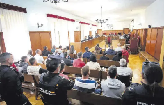  ?? S. GARCÍA ?? Los acusados, ayer, en la Audiencia Provincial de Badajoz en la primera sesión del juicio.