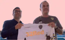  ??  ?? Andrea Radrizzani, a sin., presidente del Leeds, con Marcelo Bielsa