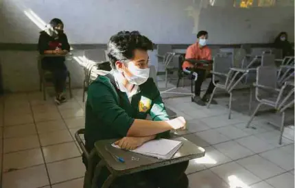  ?? EFE ?? Un grupo de estudiante­s y profesores, con todos los cuidados, regresó a clases presencial­es en Zapopan, estado de Jalisco (México).