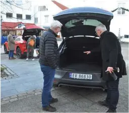  ??  ?? BAGASJEROM: Bengt Dalvoll til høyre viste bagasjerom­met til Harald Stein Nilsen.