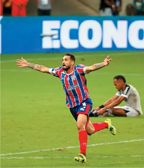  ?? MARLON COSTA/ESTADÃO CONTEÚDO ?? Gilberto comemora o segundo gol do Bahia no tempo normal; à direita, detalhes da cobrança de Conti, a última da disputa de pênaltis no Castelão