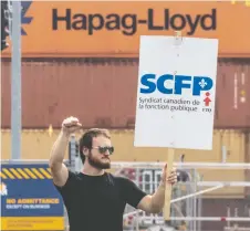  ?? DAVE SIDAWAY FILES ?? Business leaders warn that a long Port of Montreal work stoppage could cripple the Quebec economy. Above, dockworker­s at the Port of Montreal launched an unlimited strike last August.