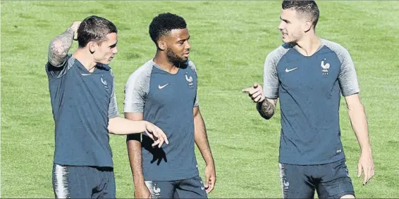  ?? FOTO:EFE ?? Antoine Griezmann, Thomas Lemar y Lucas Hernández, los tres campeones del mundo con los que cuenta ya el Atlético de Madrid