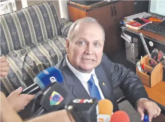  ??  ?? El exintenden­te de Asunción Mario Ferreiro pide que la fiscalía impute a Camilo Soares por una serie de supuestos delitos.