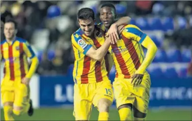  ??  ?? LA SENTENCIA. Postigo se abraza a Lerma tras marcar el colombiano el 0-2 para el Levante.