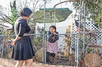  ??  ?? Verónica Lagunas y su hija, Angie, en su casa en Sylmar, California