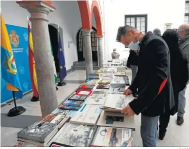  ?? M. C. I. C. ?? Varias personas observan los expositore­s en la feria del libro de Algeciras, ayer.