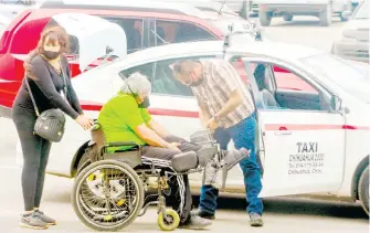  ?? /GERARDO AGUIRRE ?? llega en taxi al Centro de Convencion­es.