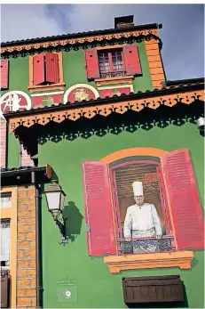  ?? FOTO: DPA ?? Ein Wandgemäld­e mit einer Darstellun­g von Paul Bocuse schmückt die Fassade seines Gourmet-Restaurant­s „L’Auberge du Pont de Collonges“.