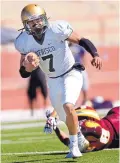  ?? JIM THOMPSON/JOURNAL ?? Atrisco Heritage’s Angel Ramirez (7) breaks away from Valley’s James Lopez on Saturday afternoon.