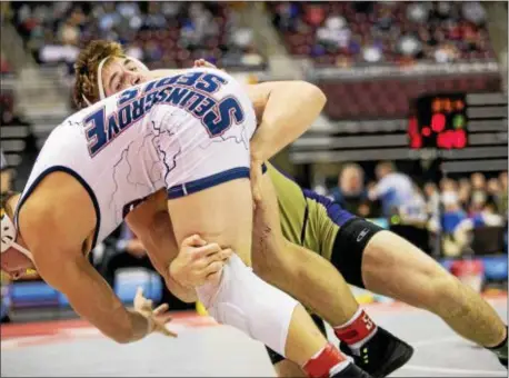  ?? NATE HECKENBERG­ER — FOR DIGITAL FIRST MEDIA ?? Sun Valley’s Hunter quarterfin­als. Catka, right, takes Selinsgrov­e’s Nate Schon down on his way to an 8-3 win in the 220-pound