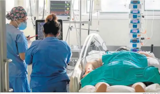 ?? MARCIAL GUILLÉN / EFE ?? Dos enfermeras atienden ayer a un paciente en la UCI del Hospital Reina Sofía de Murcia.