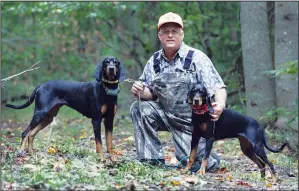  ?? ?? Retired veterinari­an David Birdsall poses Sept. 12, 2008, with two of his hunting dogs on his property in Gloucester, Va. Hunting with hounds in Virginia dates nearly to the founding of Jamestown, America’s first permanent English settlement.