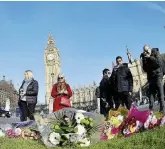  ?? Ansa ?? Reazione positiva Fiori in ricordo delle vittime su un prato vicino a Westminste­r bridge